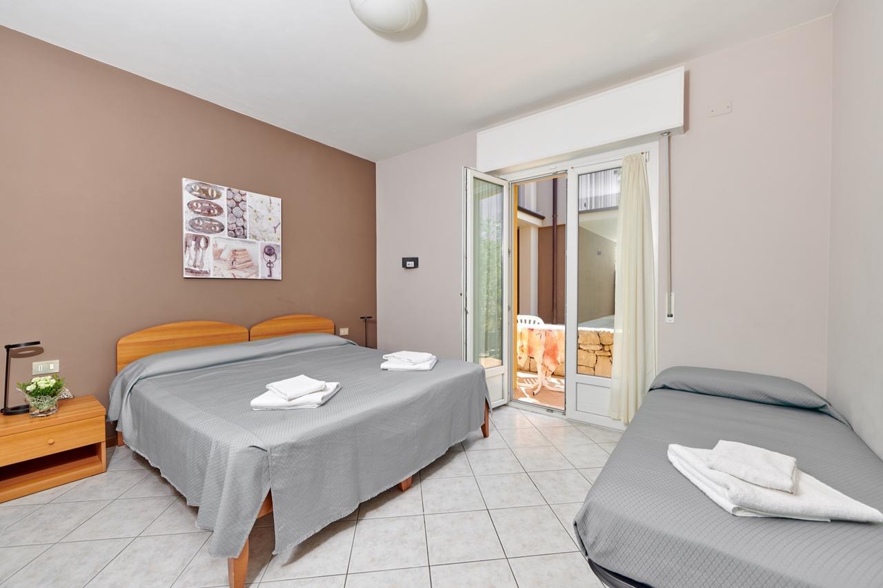 Albergo Del Garda Torri Del Benaco Ngoại thất bức ảnh